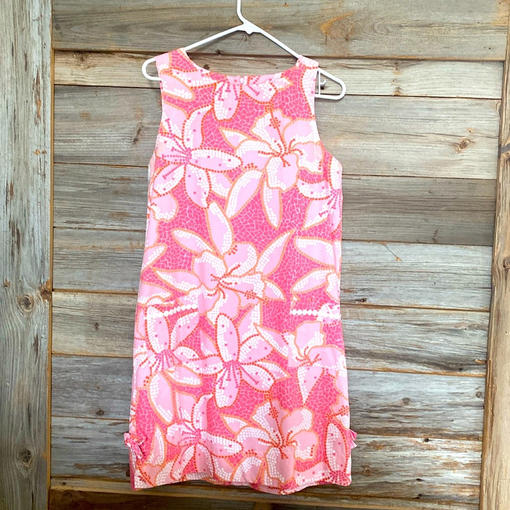 Vintage Lilly Pulitzer dress with beautiful details in perfect condition. Size10